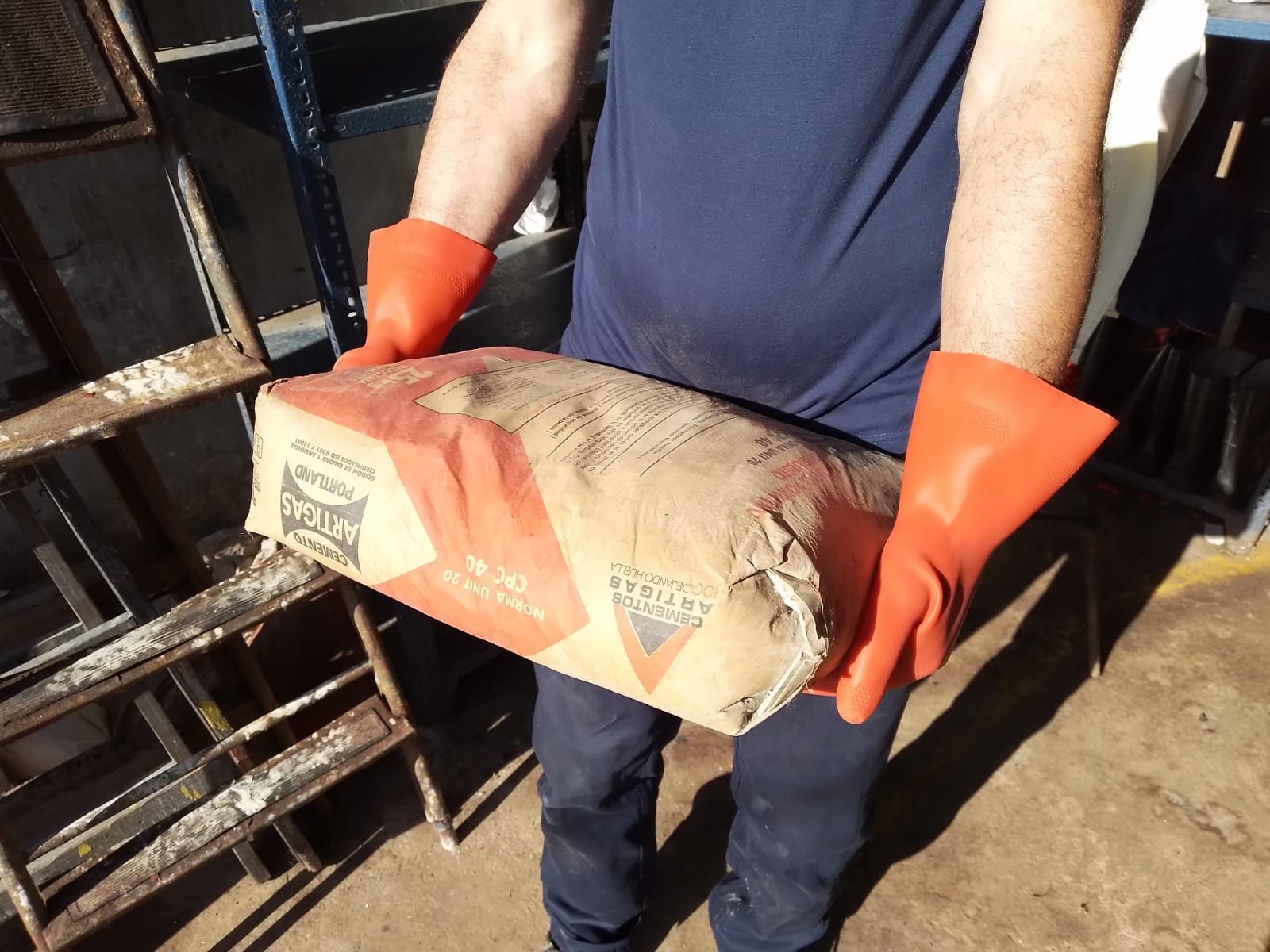 Guantes de látex SINTALC industriales en uso, fabricados en Uruguay